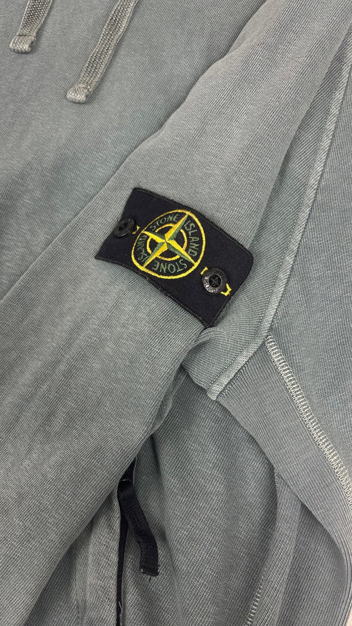Sweat-shirt Hoodie Stone Island vert taille L, détail étiquettes et finitions — vue 4