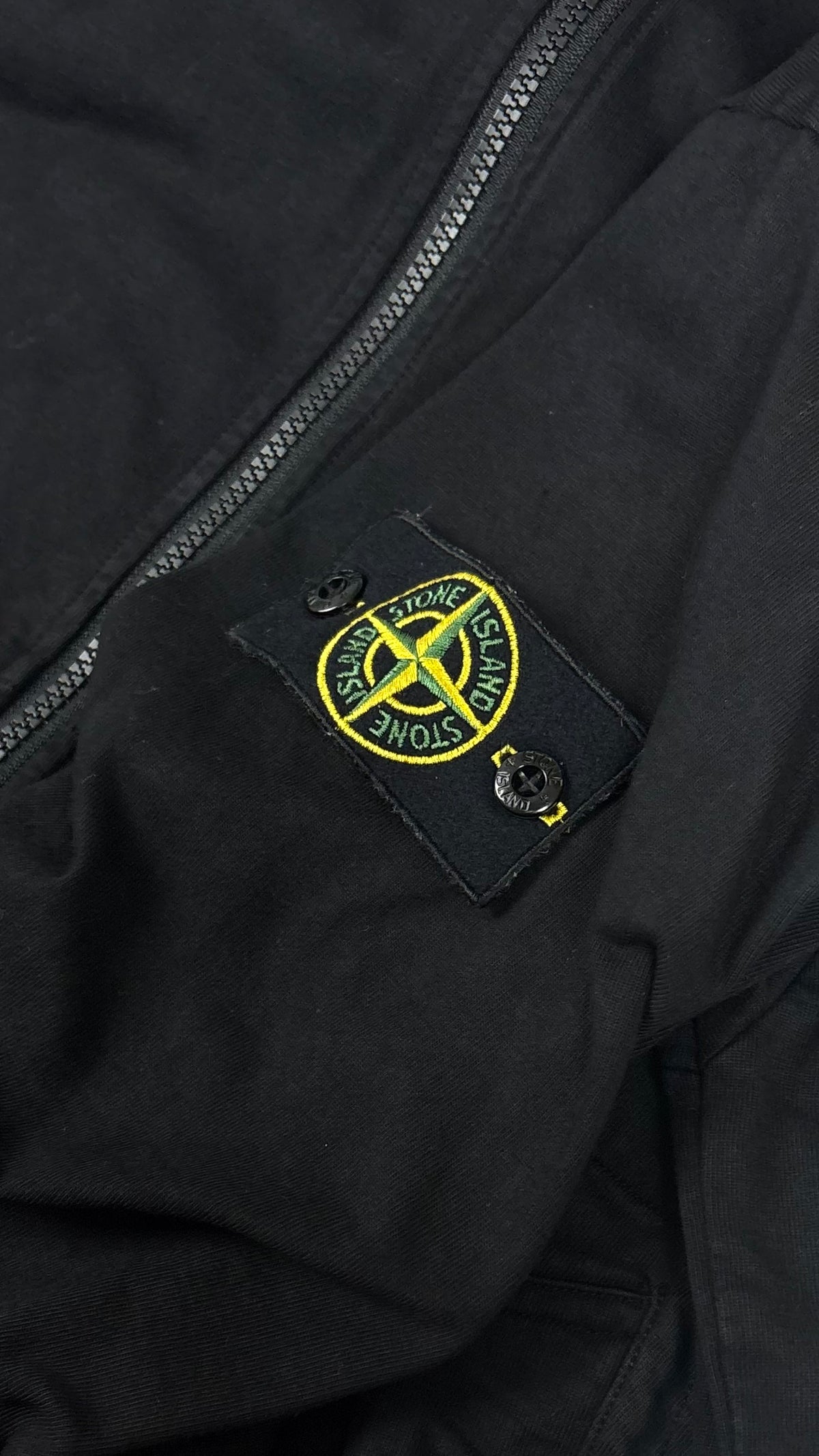 Sweat-shirt Hoodie Zippé Stone Island noir taille L, détail étiquettes et finitions — vue 3