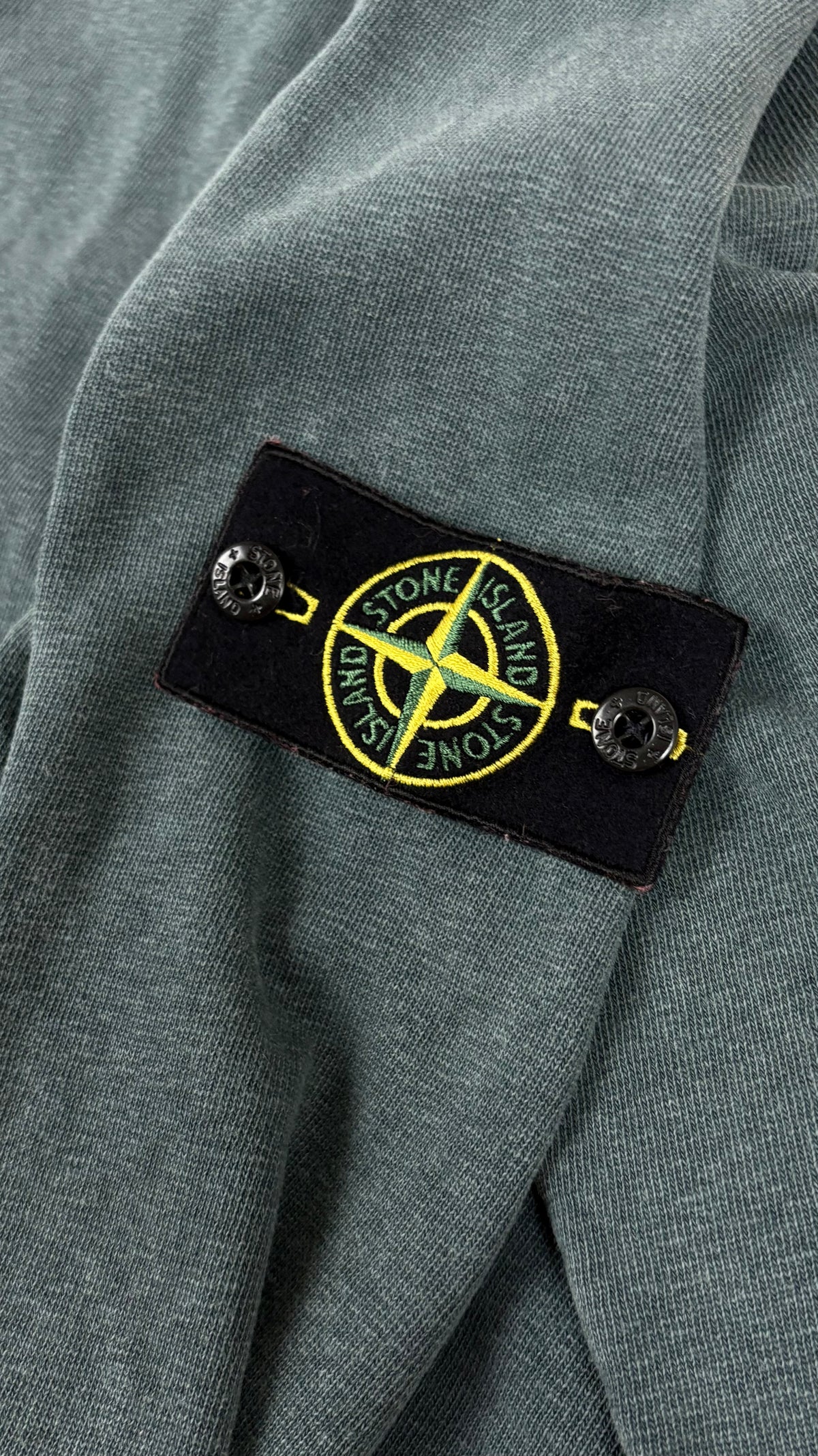 Sweat-shirt Stone Island Teinture Délavée vert, détail étiquettes et finitions — vue 4