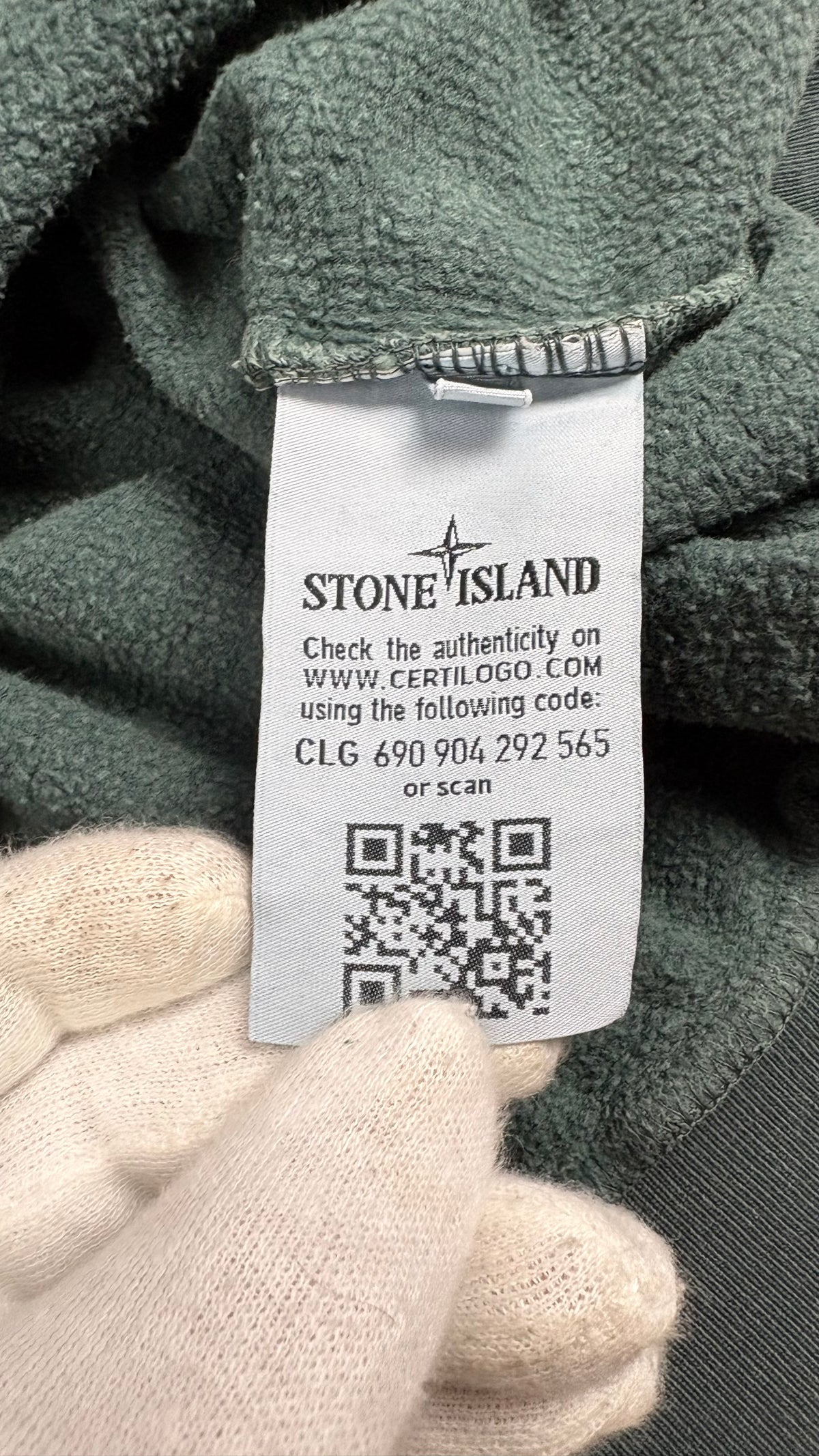 Sweat-shirt Stone Island Teinture Délavée vert, détail étiquettes et finitions — vue 5
