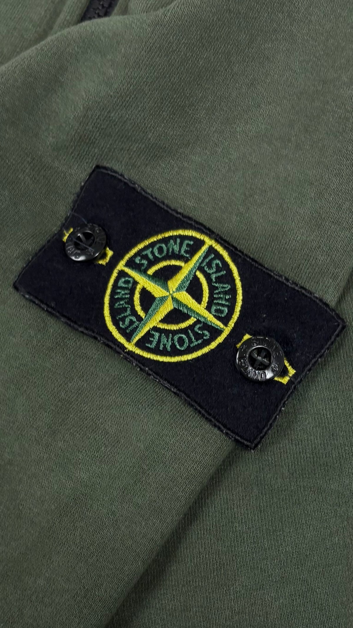 Sweat-shirt Zippé Stone Island Cotton Fleece kaki taille S, détail étiquettes et finitions — vue 4