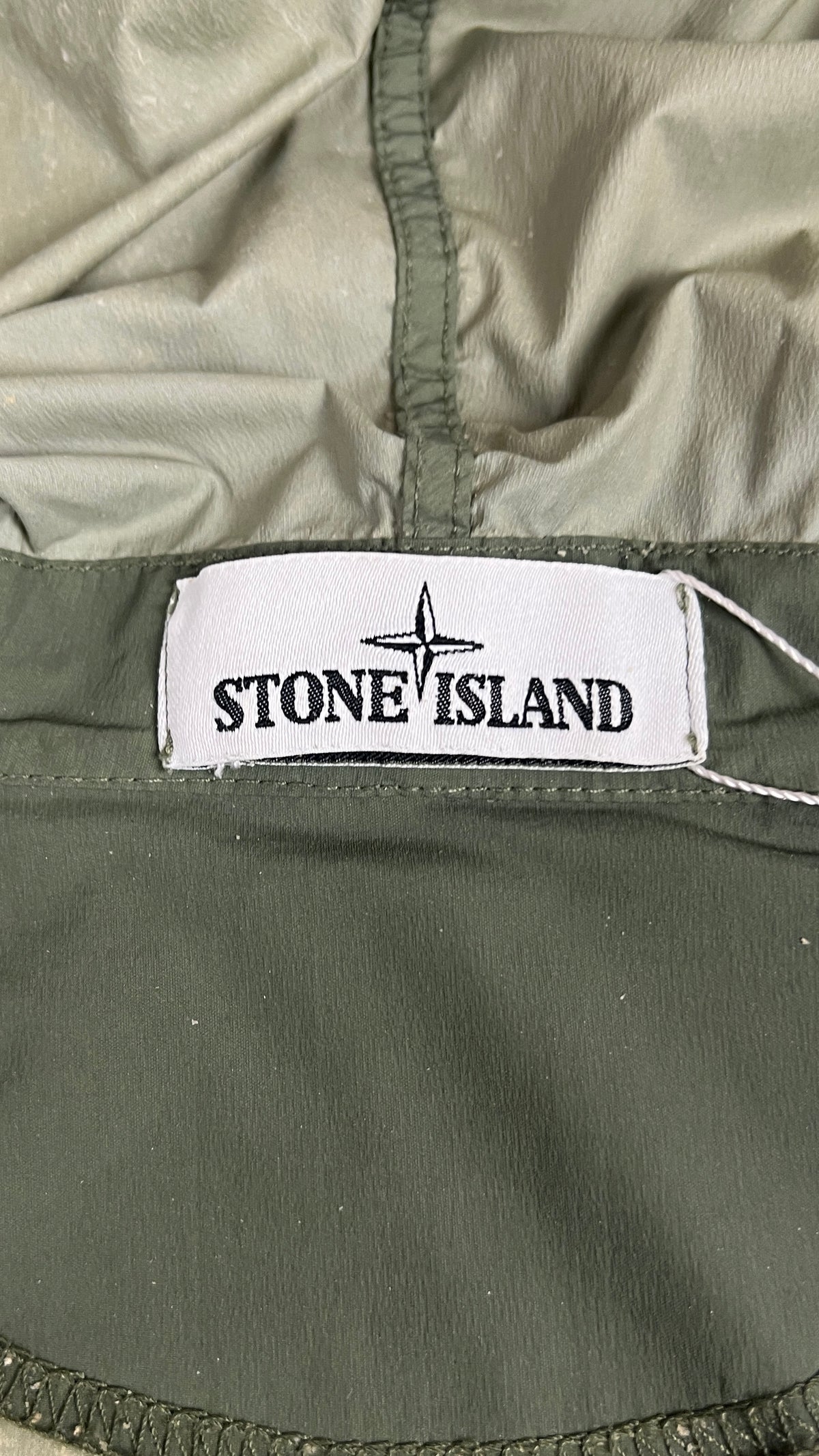 Veste Coupe-Vent Stone Island Skin Touch Nylon-TC kaki, détail étiquettes et finitions — vue 4