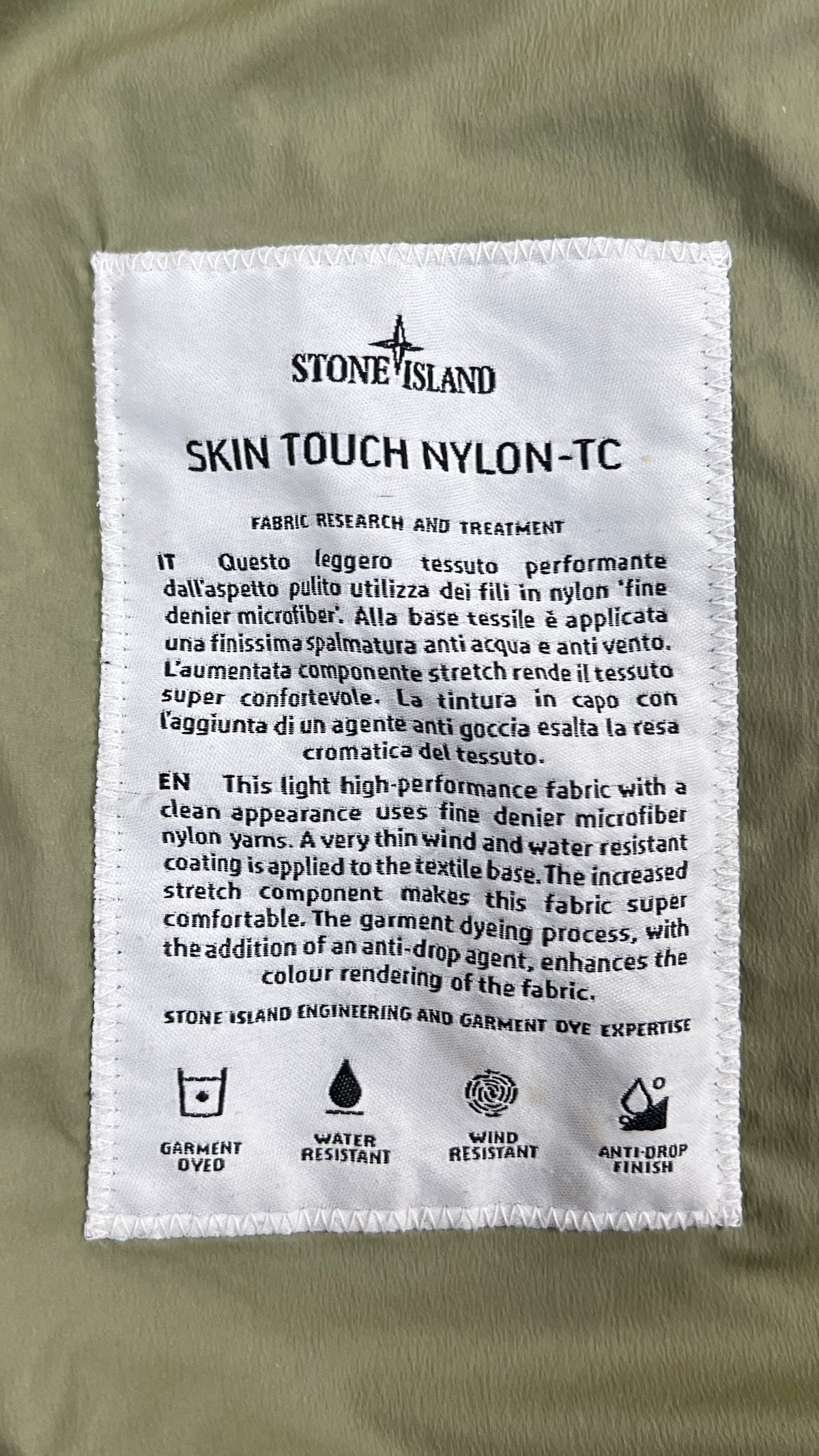 Veste Coupe-Vent Stone Island Skin Touch Nylon-TC kaki, détail étiquettes et finitions — vue 5