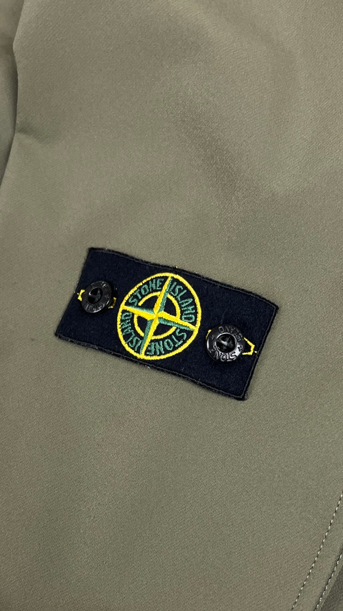 Veste Stone Island Junior Nylon Stretch kaki taille 12 ans, détail étiquettes et finitions — vue 3