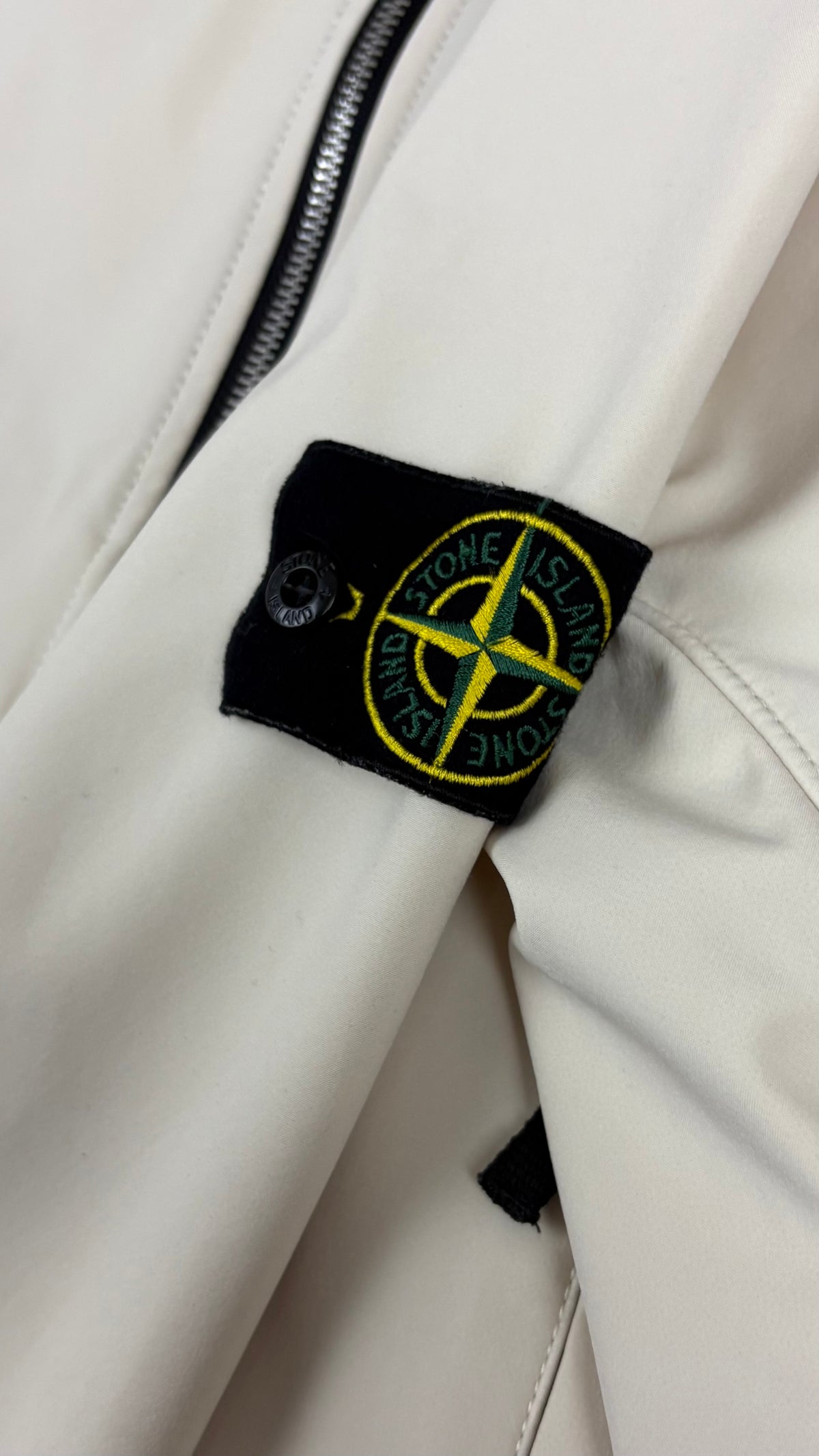 Veste Stone Island Light Soft Shell-R à Capuche crème taille S, détail étiquettes et finitions — vue 4
