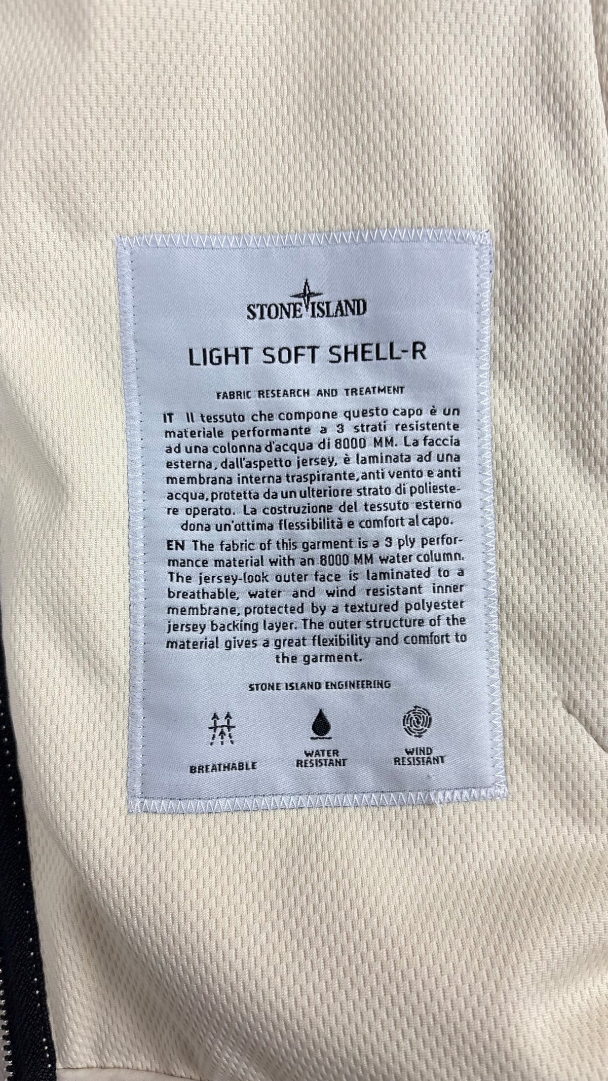 Veste Stone Island Light Soft Shell-R à Capuche crème taille S, détail étiquettes et finitions — vue 5