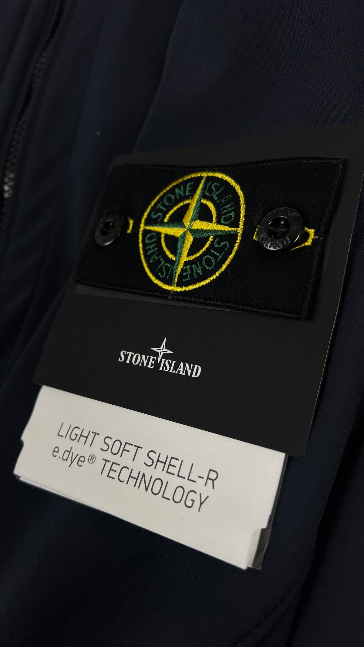 Veste Stone Island Light Soft Shell-R e.Dye Col Montant marine, détail étiquettes et finitions — vue 3