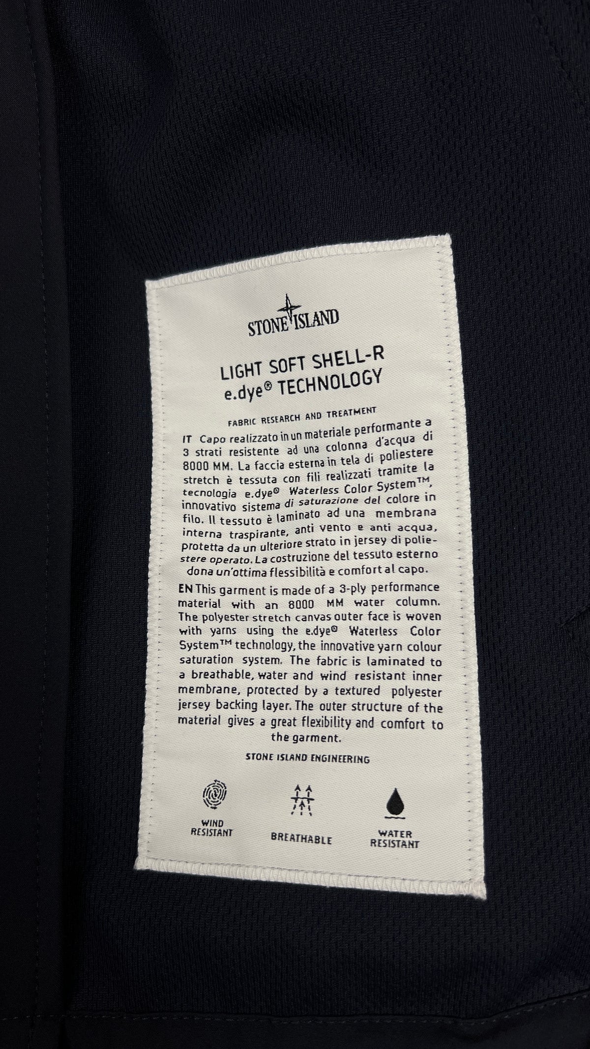 Veste Stone Island Light Soft Shell-R e.Dye Col Montant marine, détail étiquettes et finitions — vue 5