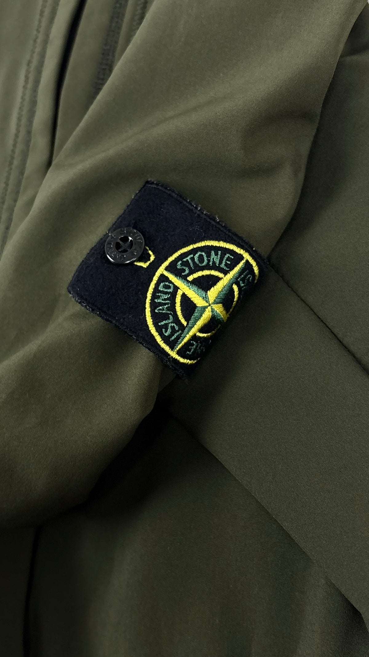 Veste Stone Island Light Soft Shell-R kaki, détail étiquettes et finitions — vue 3