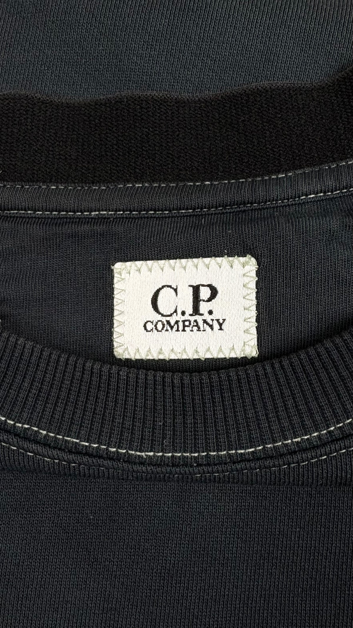 Sweat-shirt Crewneck C.P Company Lens Surpiqûres Contrastées Marine Taille M – photo complémentaire 1 – NB08 Shop