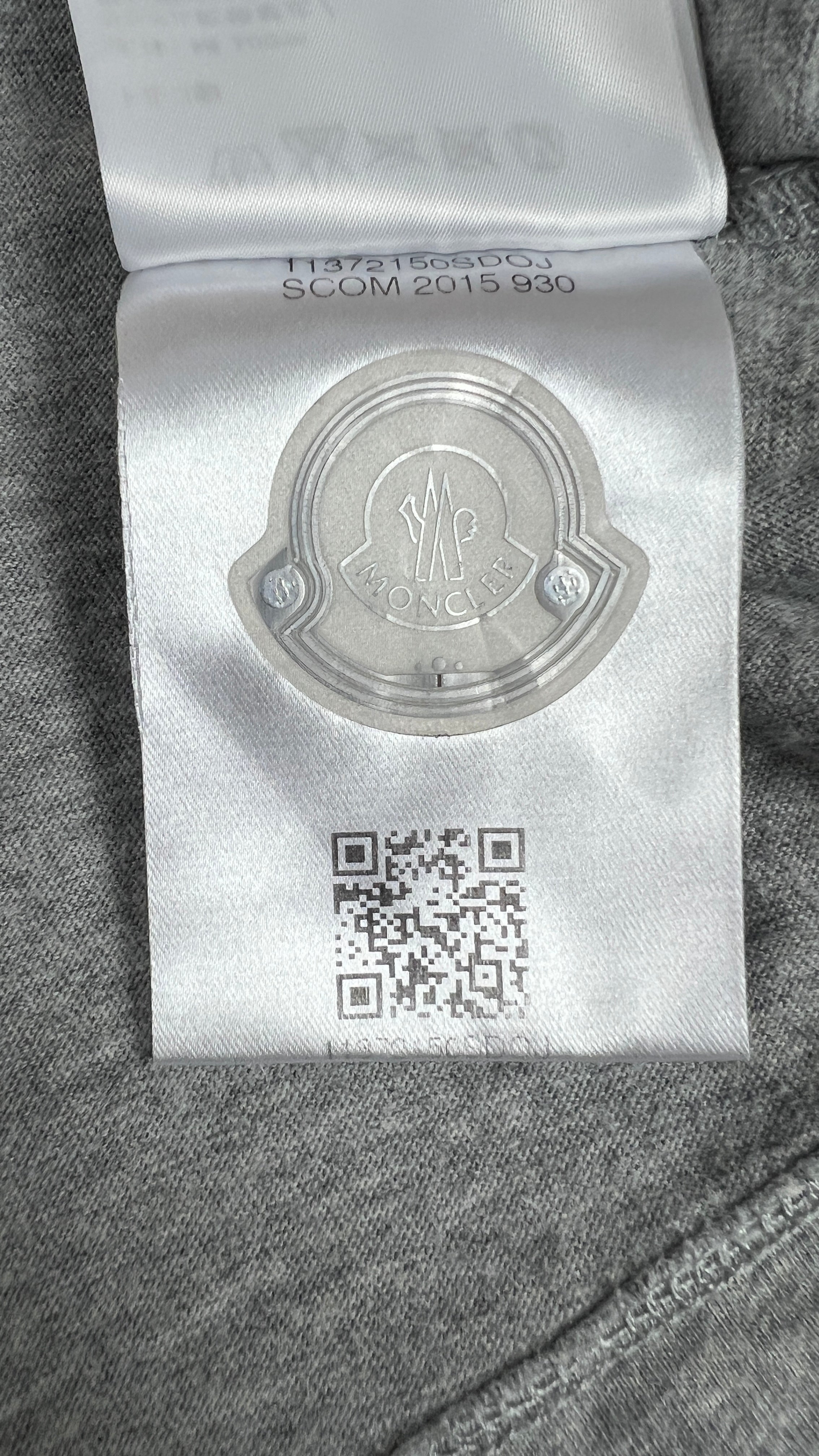 Tee-shirt Moncler gris taille L - logo et étiquette