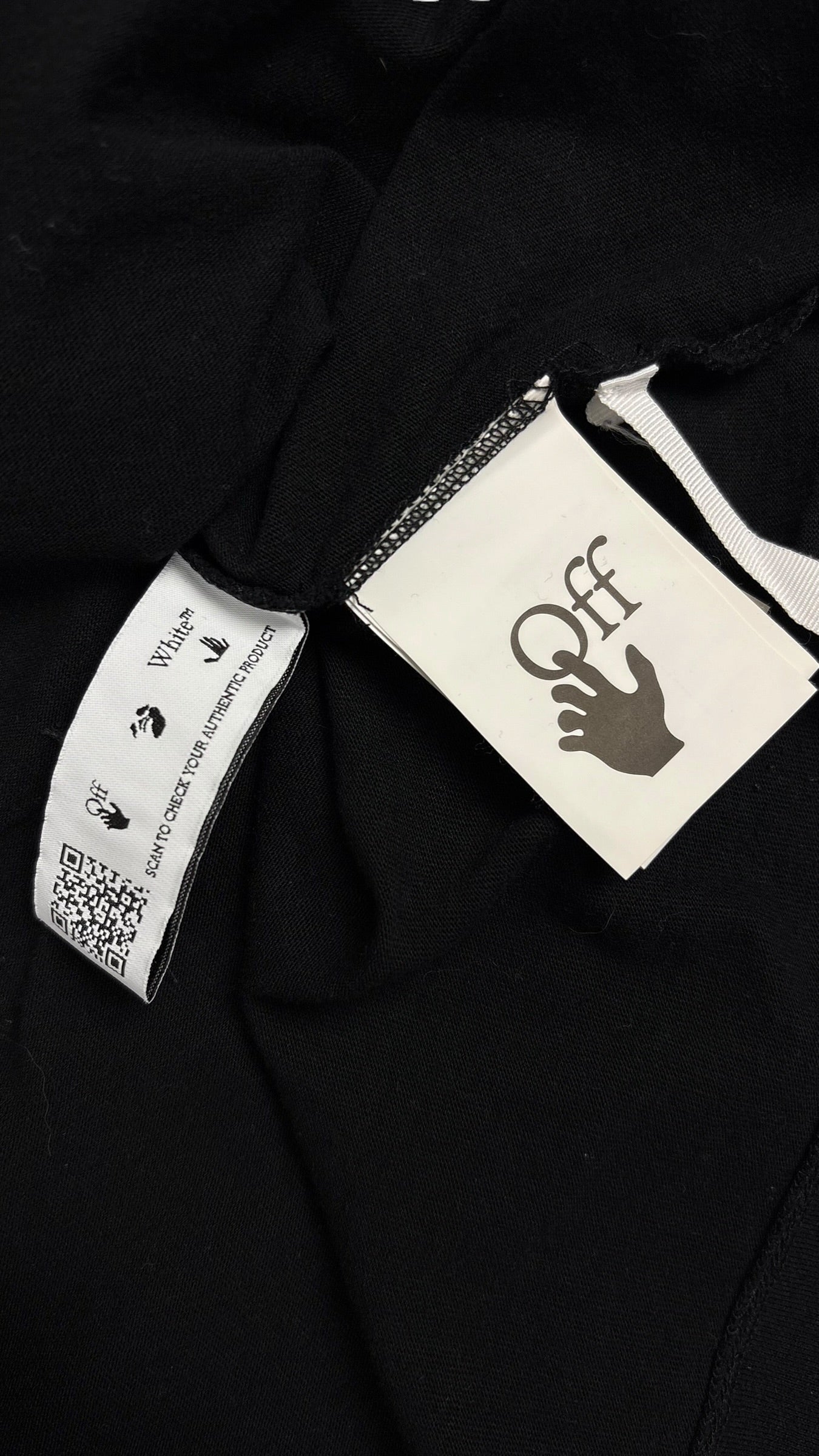 Étiquettes intérieures Off-White du tee-shirt noir avec logo Off, composition et code QR d'authenticité