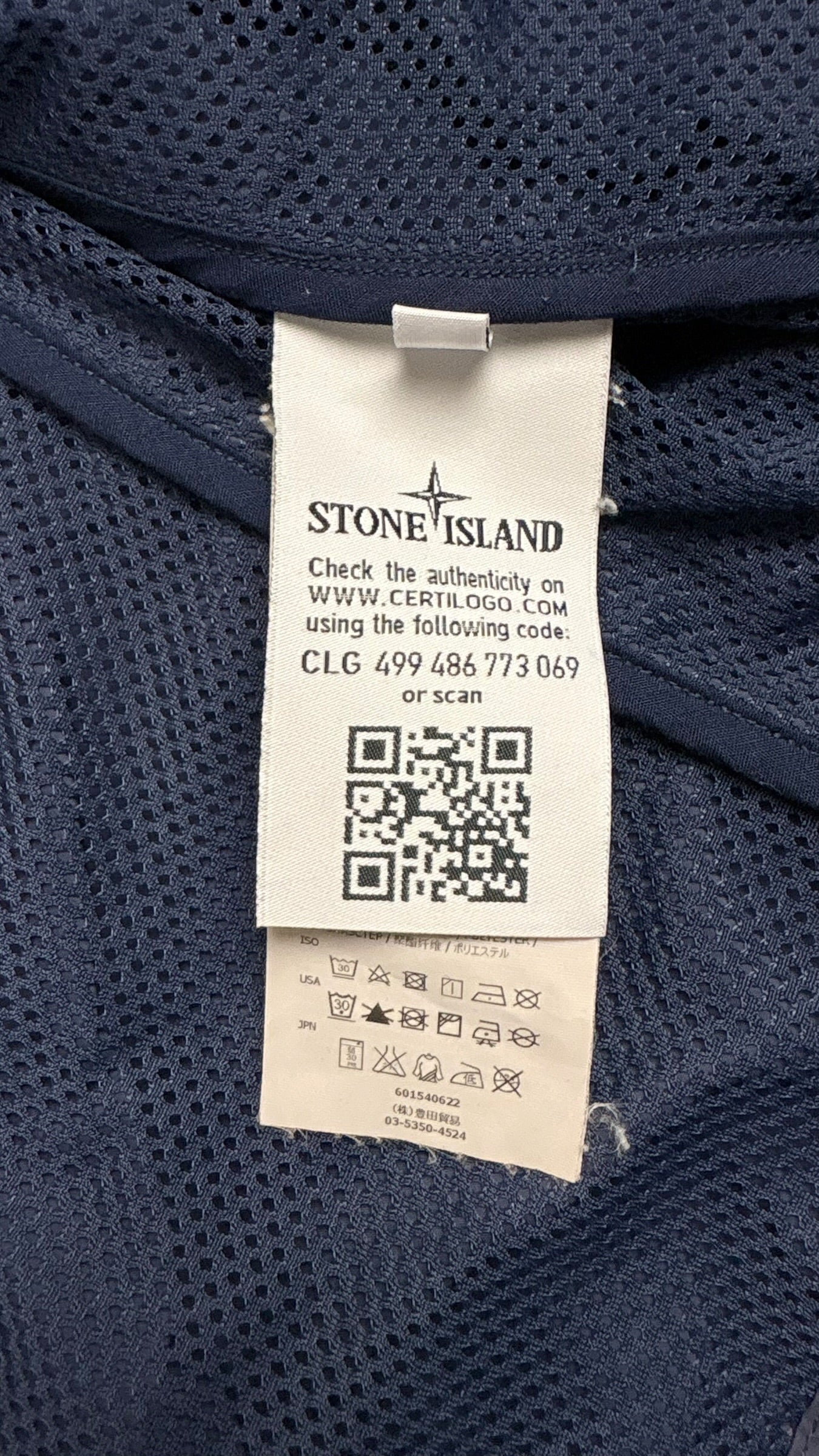 Étiquette intérieure Stone Island de la veste bleu marine avec code QR d'authenticité Certilogo et symboles d'entretien