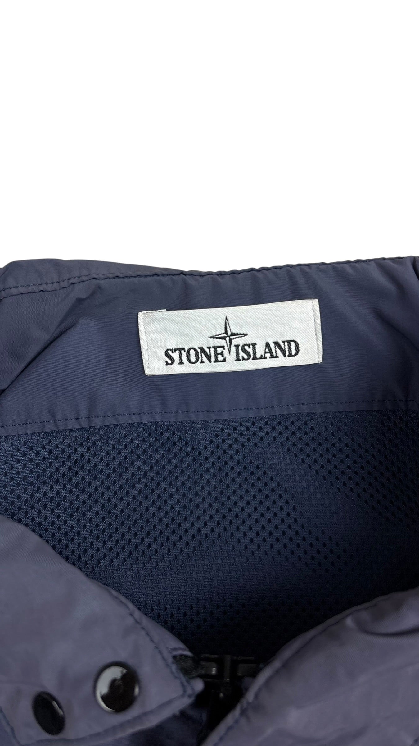 Étiquette de marque Stone Island cousue à l'intérieur de la veste bleu marine Micro Reps