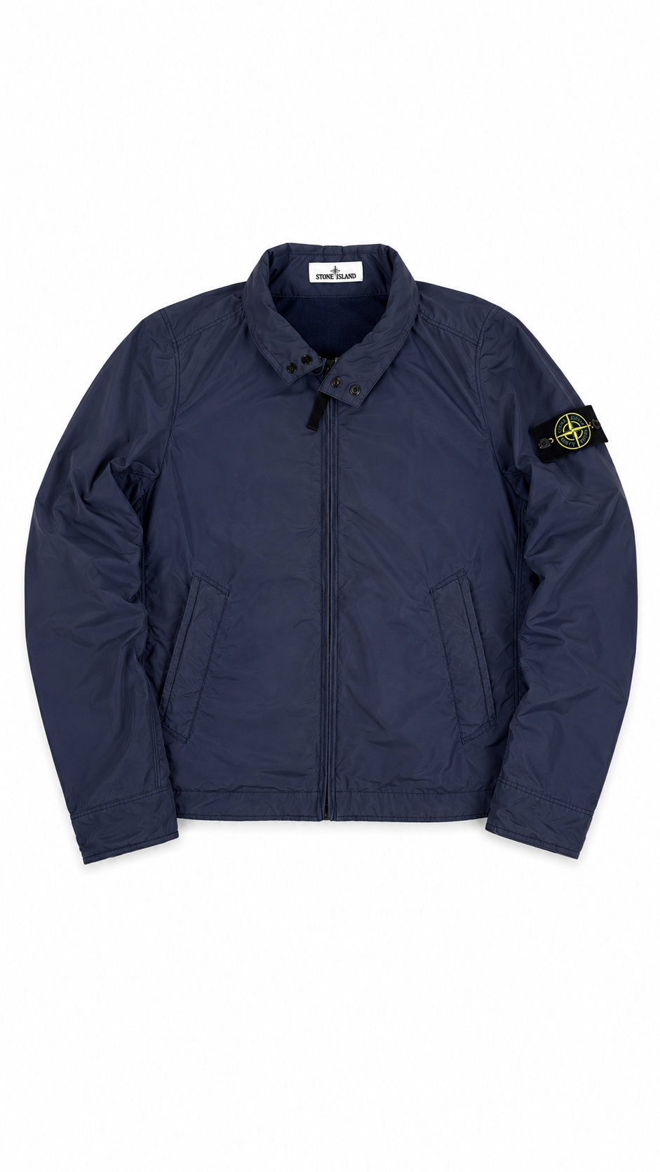 Veste Stone Island Micro Reps bleu marine vue de face, fermeture zippée complète et badge boussole sur la manche gauche