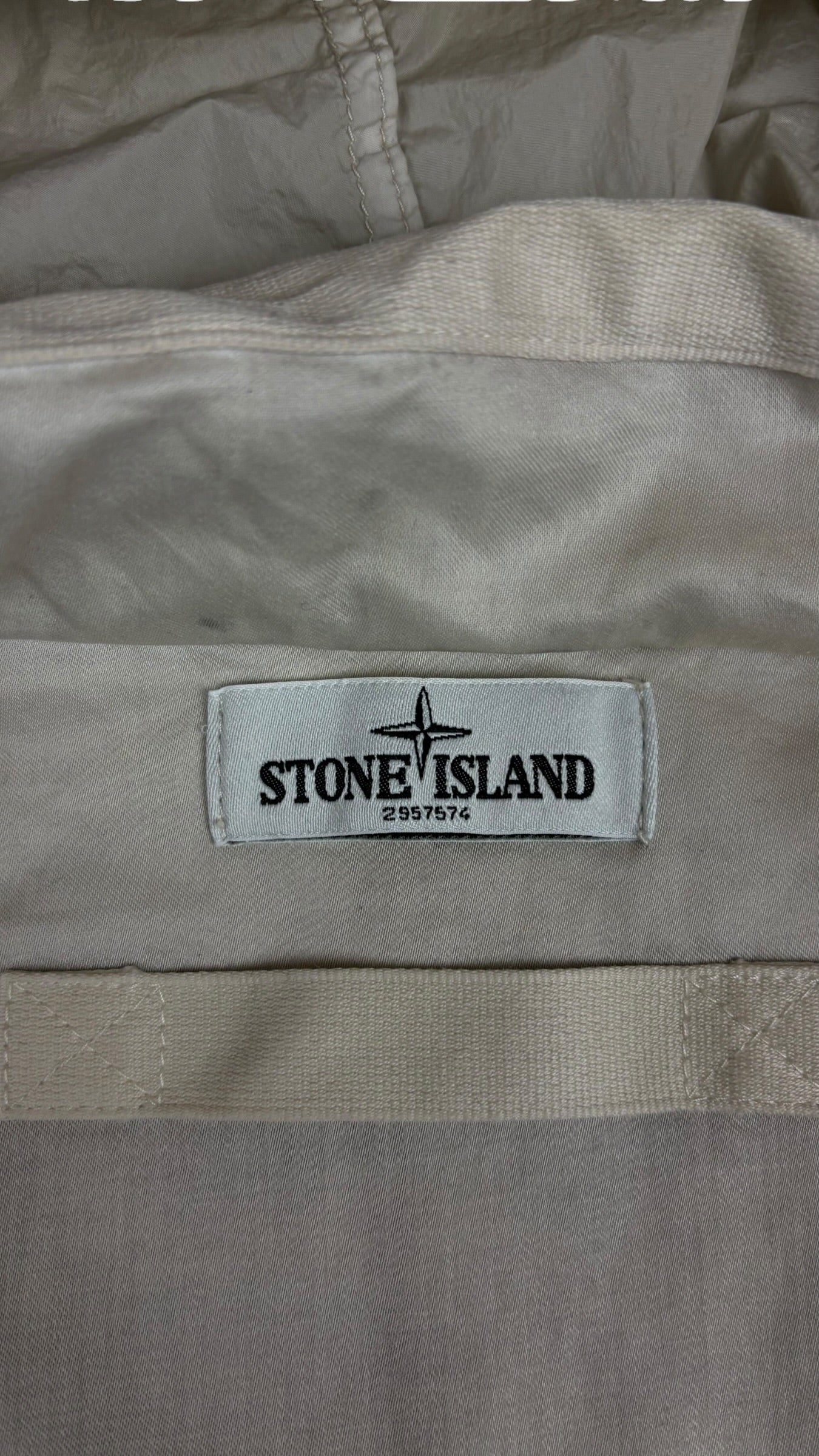 Étiquette de marque Stone Island cousue à l'intérieur de la veste en nylon métallisé gris