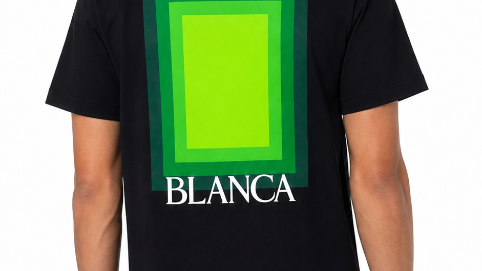Logo carré Casablanca sur un tee-shirt noir — histoire et codes de la marque