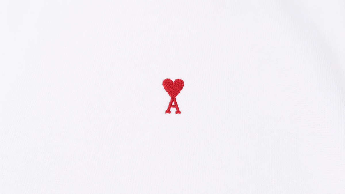 Logo AMI Paris, comment porter la marque au quotidien