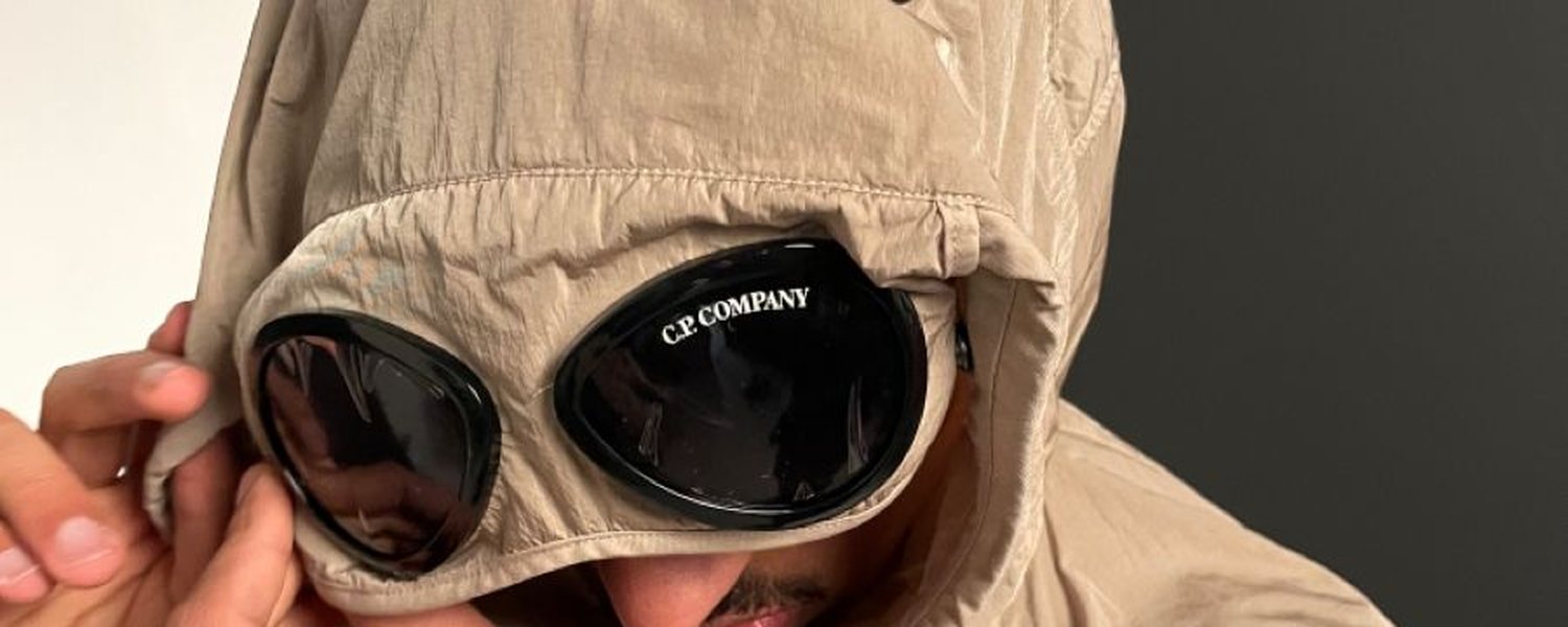 Capuche C.P. Company beige à lentilles logo portée - vue 1/1
