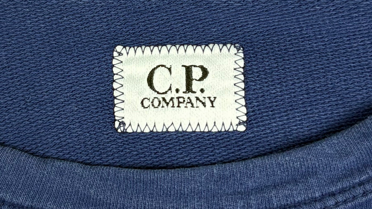 Étiquette intérieure d'un sweat C.P Company Light Fleece, décryptage des codes de la marque