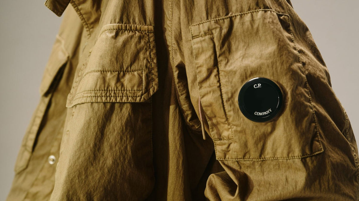 Tissu et bouton d'une veste C.P Company kaki, repères pour bien choisir sa taille