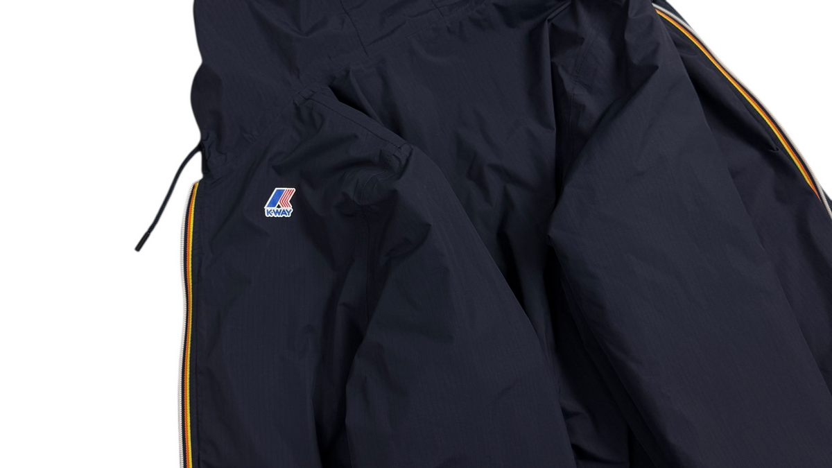 Détail d'une veste K-Way marine authentifiée chez NB08, repère pour distinguer un vrai K-Way d'une contrefaçon