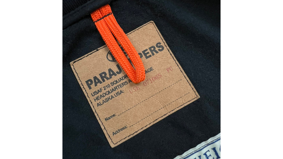 Patch Parajumpers en gros plan, signature des modèles iconiques Gobi, Long Bear et Kodiak