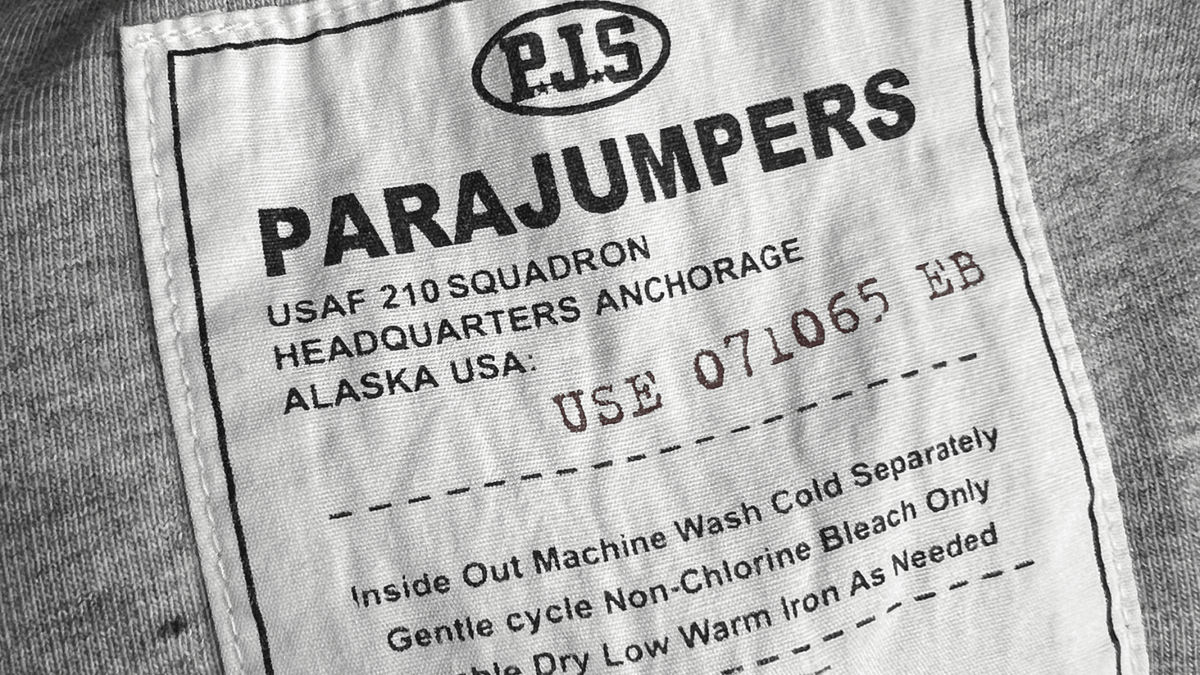 Détail d'un gilet Parajumpers gris en seconde main, contrôlé et authentifié en boutique NB08