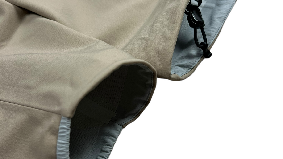 Logo Arc'teryx en gros plan sur une veste beige authentifiée chez NB08