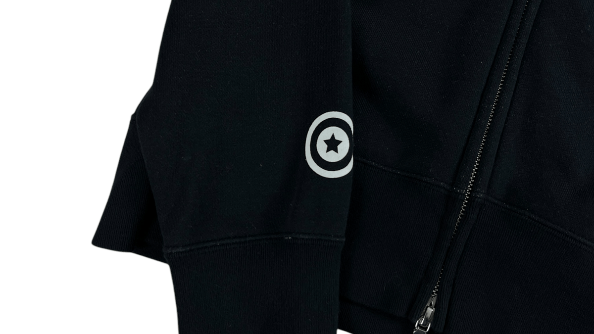 Logo BAPE en gros plan sur un gilet marine authentifié chez NB08