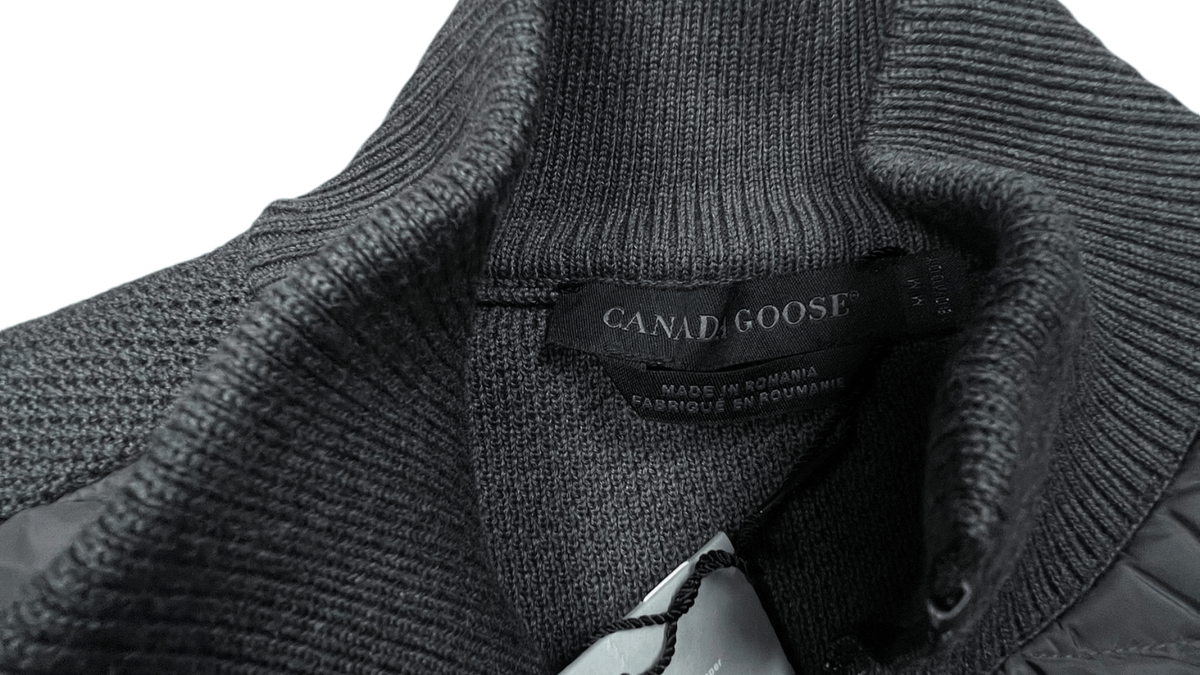 Écusson Canada Goose en gros plan sur une veste grise authentifiée chez NB08