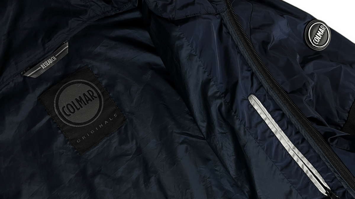 Logo Colmar en gros plan sur une veste marine authentifiée chez NB08