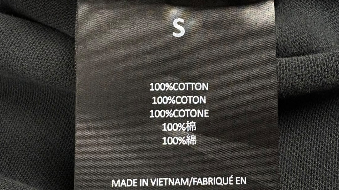 Détail d'un tee-shirt Essentials Fear of God gris authentifié chez NB08