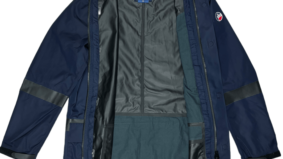 Logo Fusalp en gros plan sur une parka marine authentifiée chez NB08, repère d'authentification