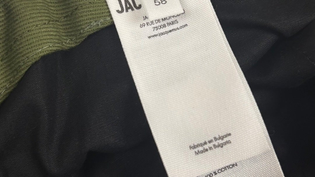 Logo Jacquemus en gros plan sur un bob kaki authentifié chez NB08