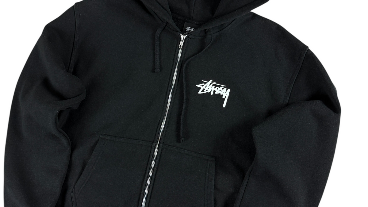 Détail d'un gilet Stüssy noir authentifié chez NB08, repère de finition
