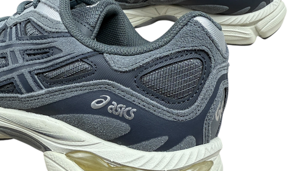 Détail d'une sneaker Asics grise authentifiée chez NB08, repère de finition