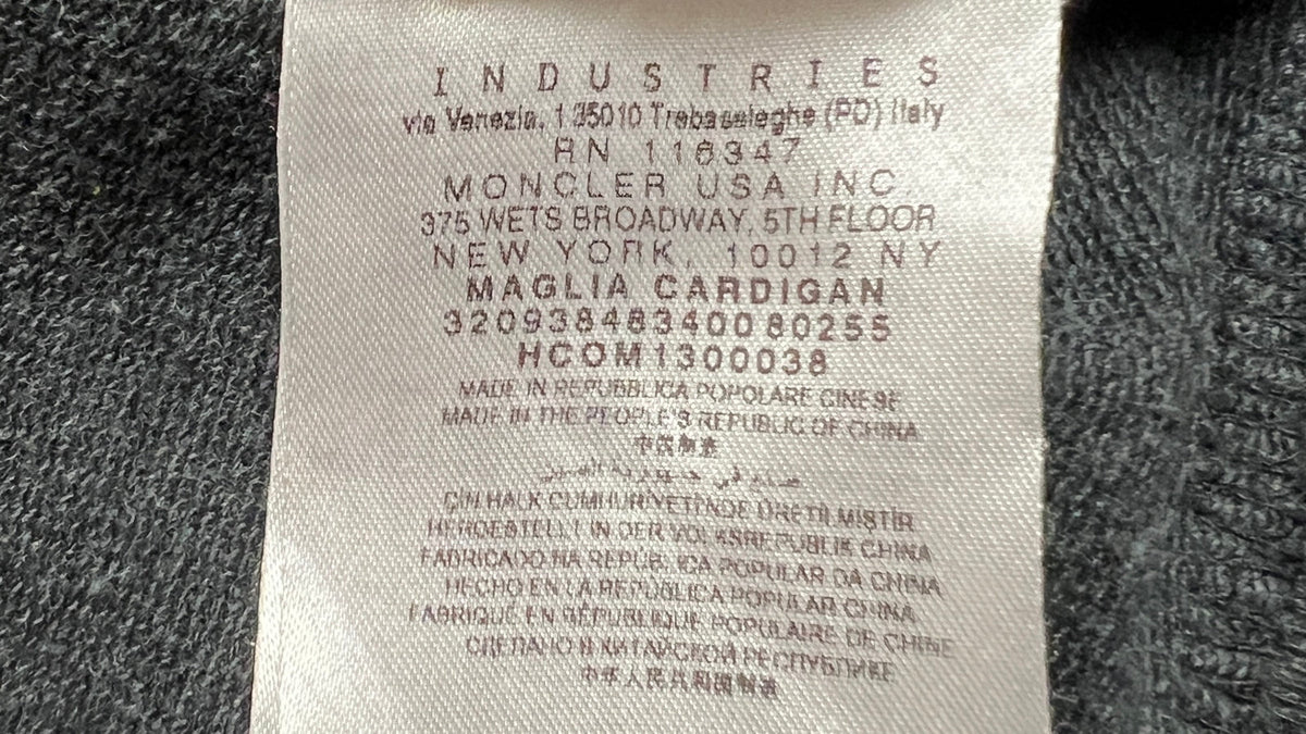 Étiquettes et coutures d'un cardigan Moncler en gros plan, points de contrôle d'authentification