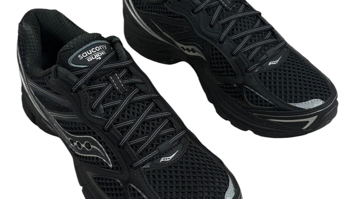 Sneaker Saucony Progrid Guide 7 noir et argent en détail, authentifiée chez NB08