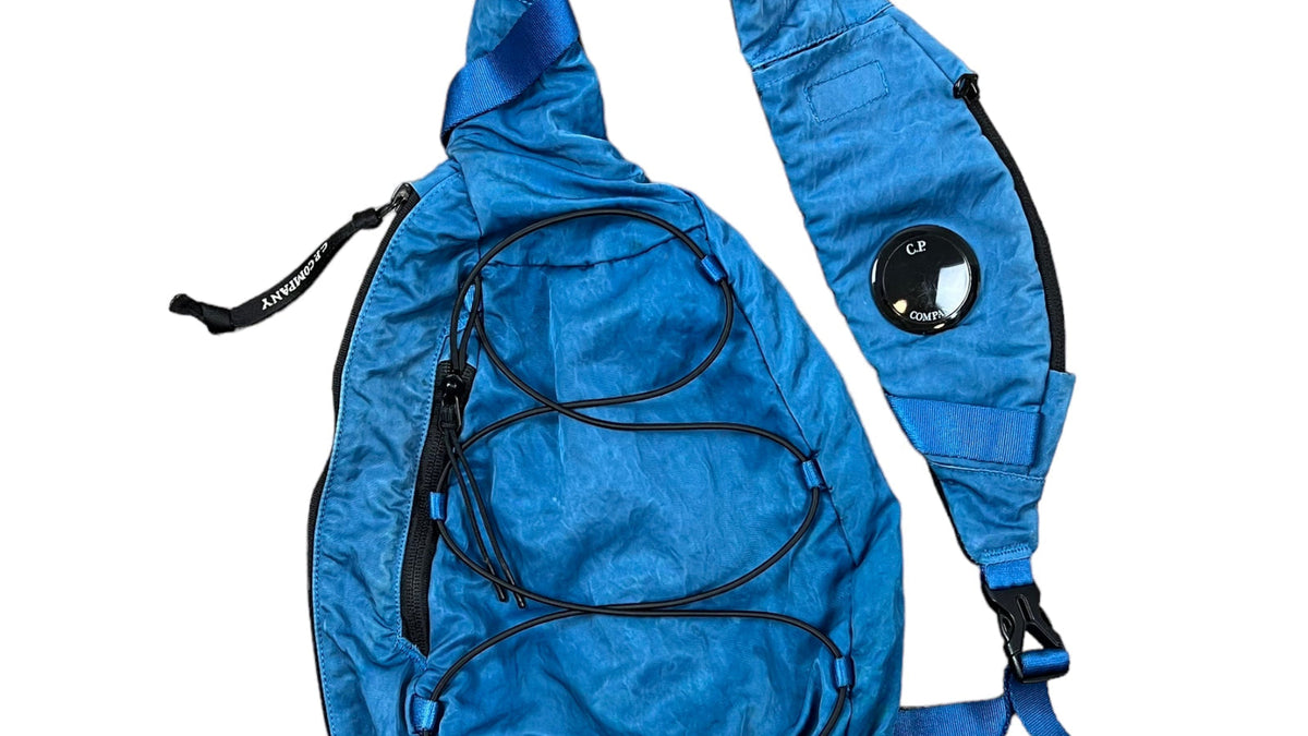 Sacoche C.P Company bleu azur, emblématique des sacoches et accessoires de la marque