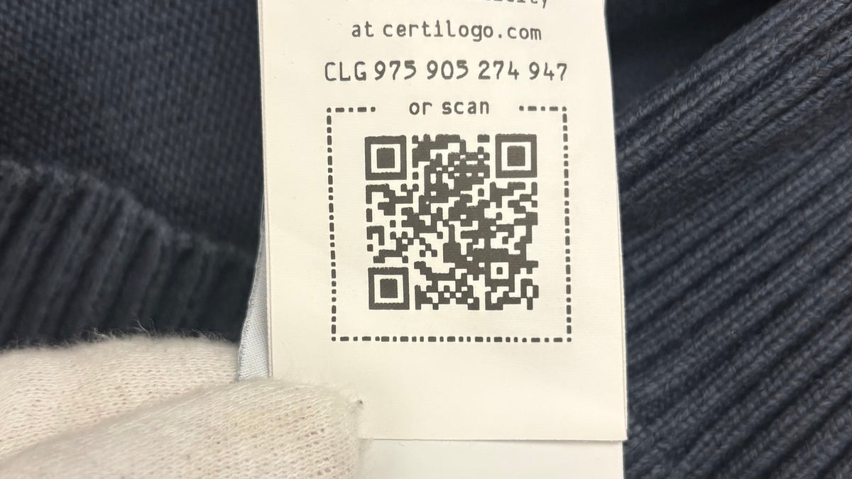 Étiquettes intérieures d'un pull Stone Island marine, pièce contrôlée et authentifiée en boutique NB08