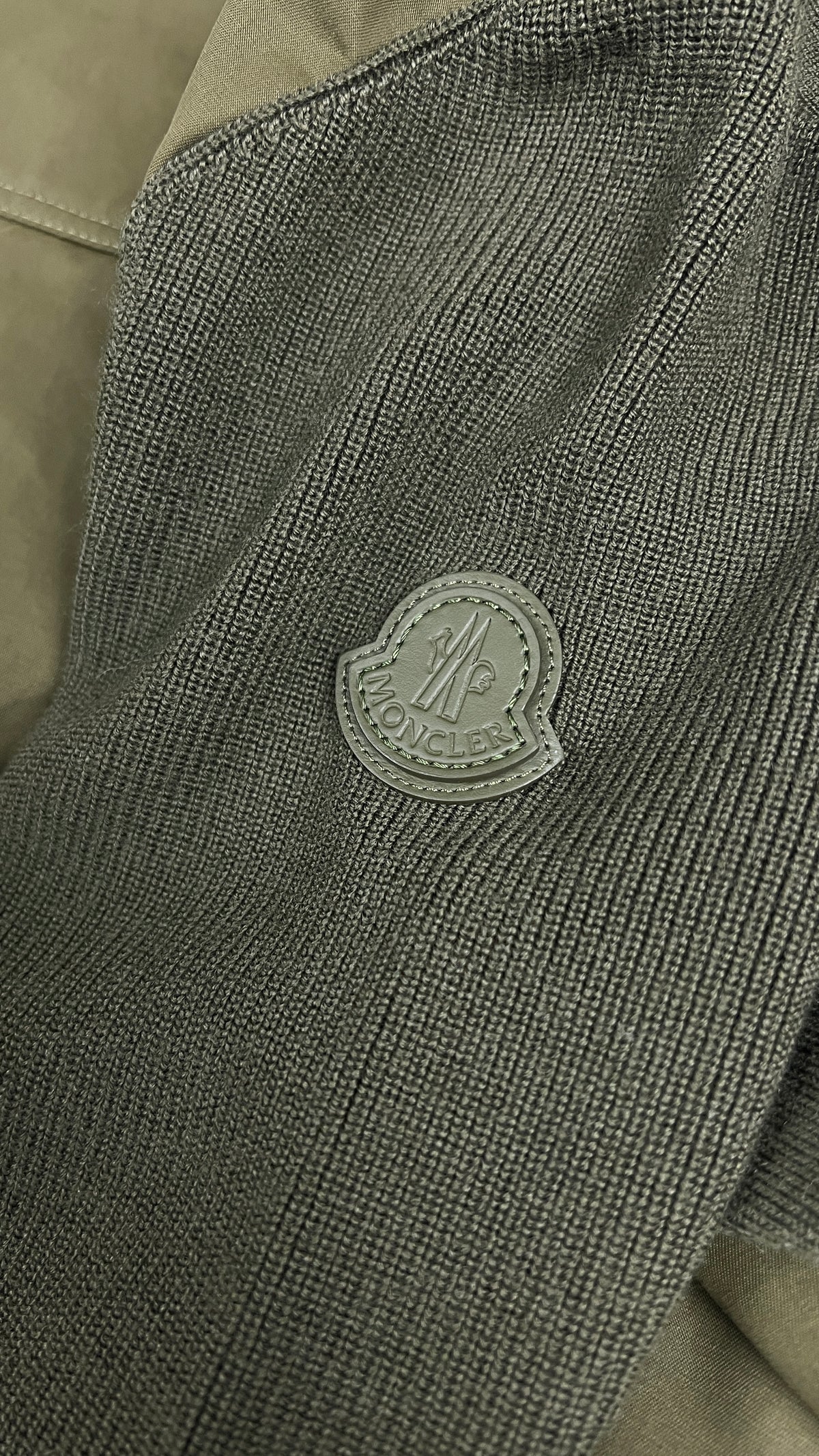 Cardigan Zippé Moncler Hybride Col Montant, Kaki, Taille L, Neuf — photographie complémentaire 3