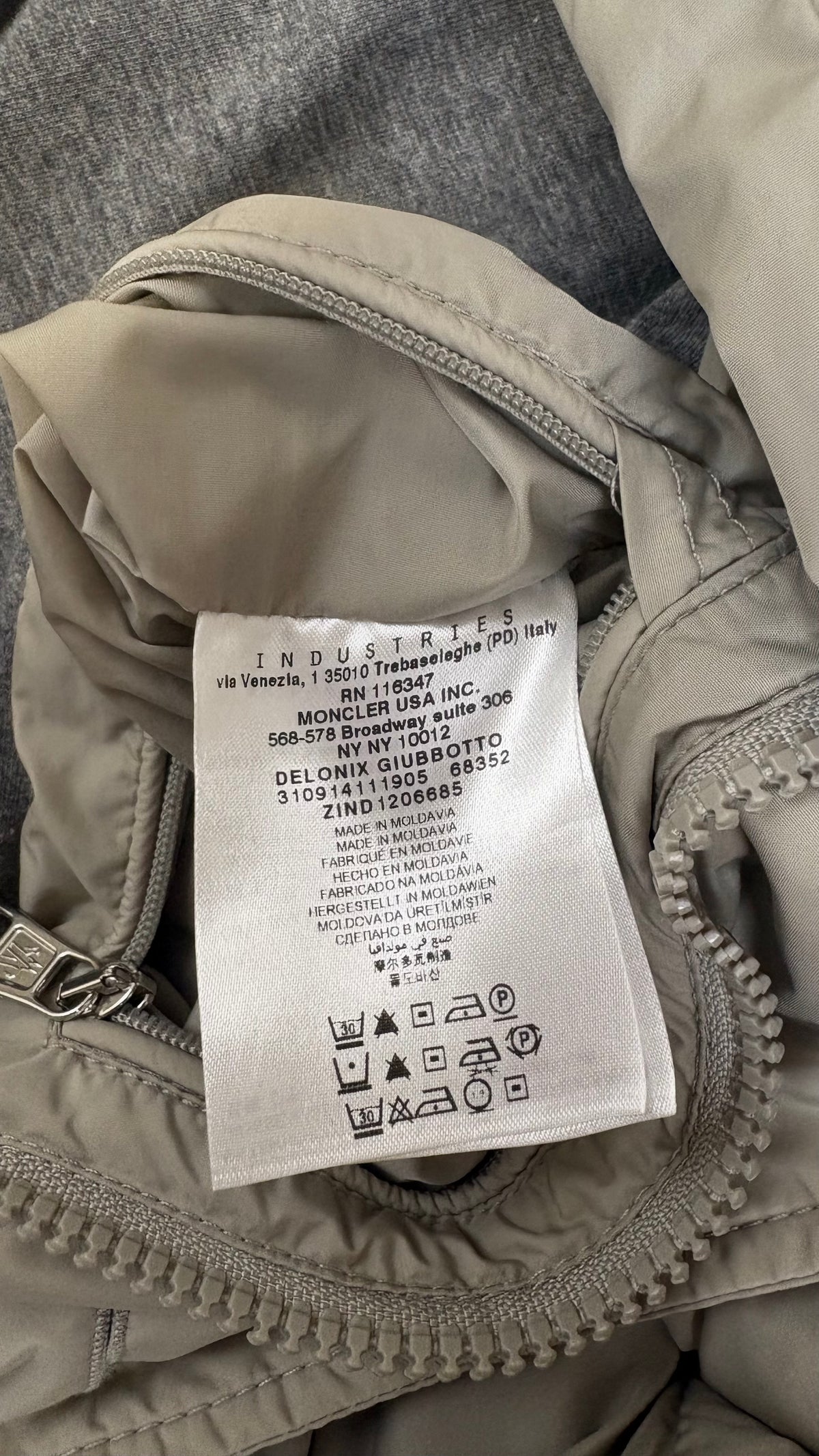 Veste Moncler Vintage en Nylon à Poches beige taille 7, détail étiquettes et finitions — vue 5