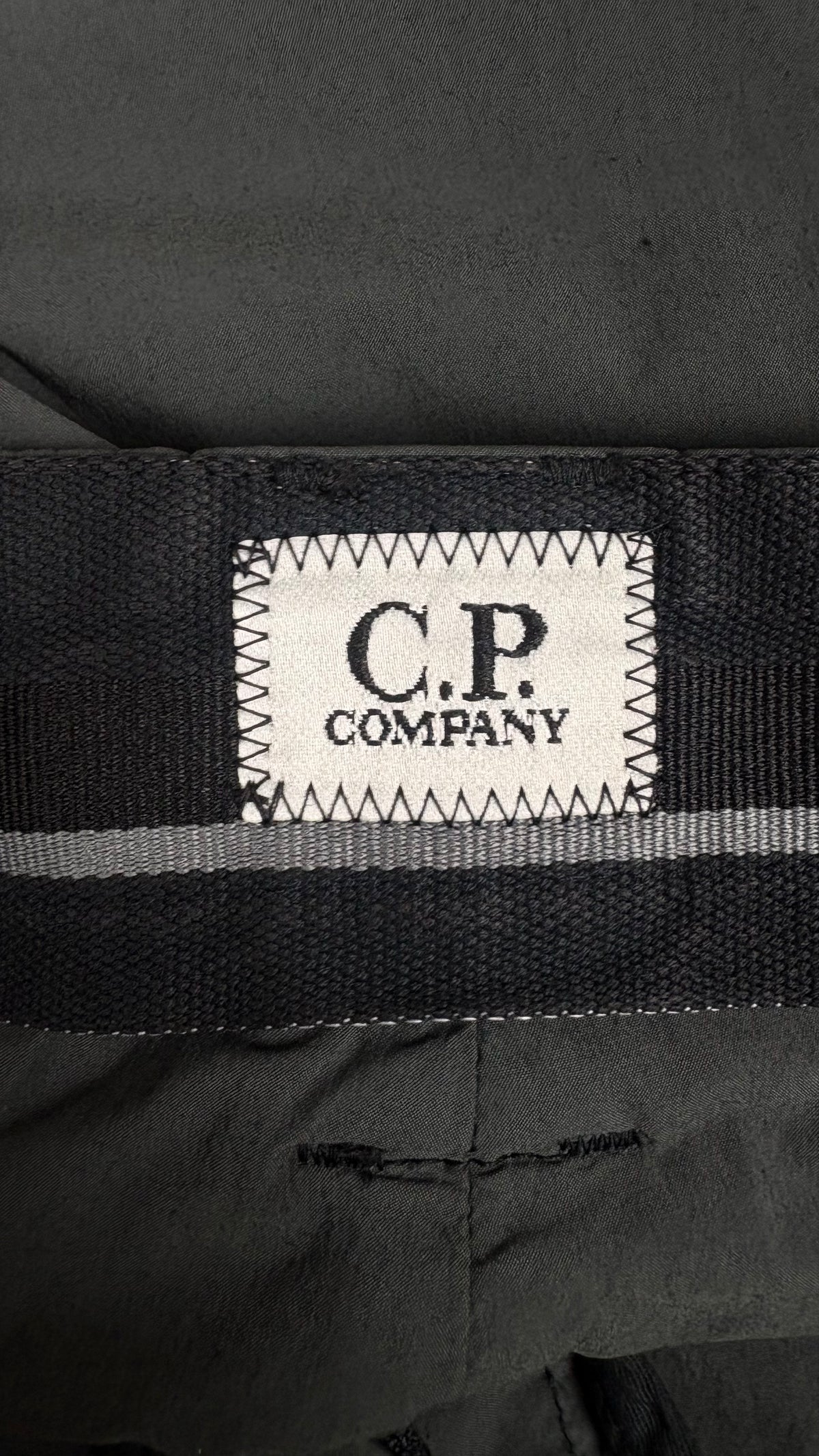 Pantalon Cargo C.P Company Lens Loose Fit kaki grisé taille 48, détail étiquettes et finitions — vue 3