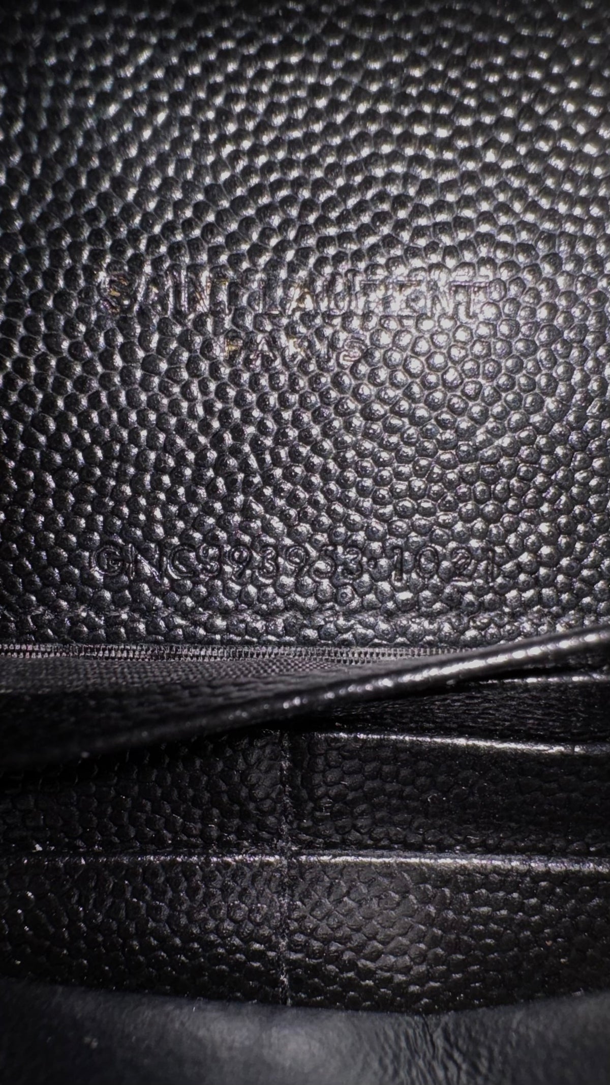 Sac Pochette à Chaîne Saint Laurent Cassandre Grain de Poudre noir taille UNI, détail matière et finitions — vue 7