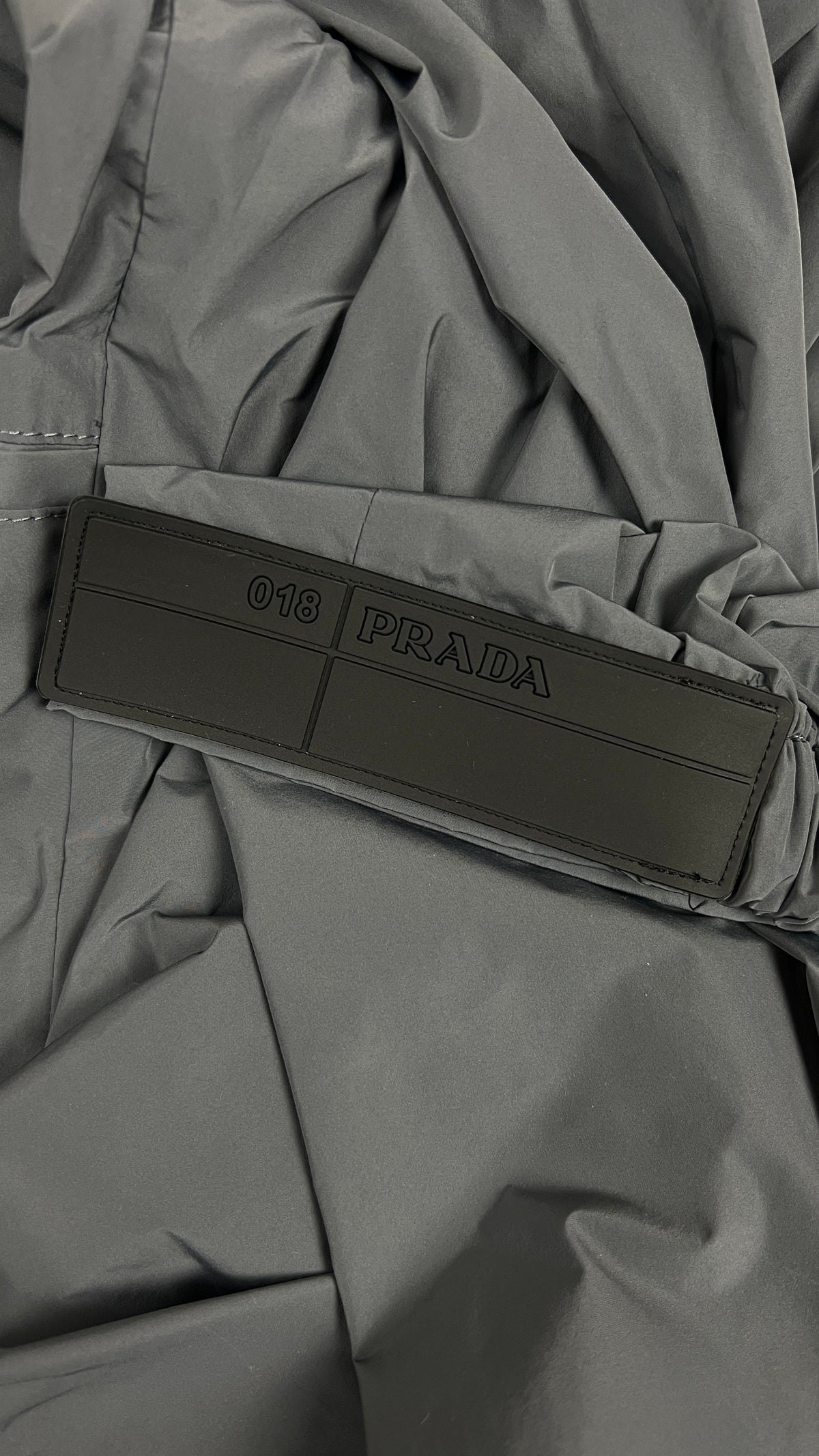 Pantalon Jogging Prada en Nylon, Gris, Taille 48 — photographie complémentaire 4