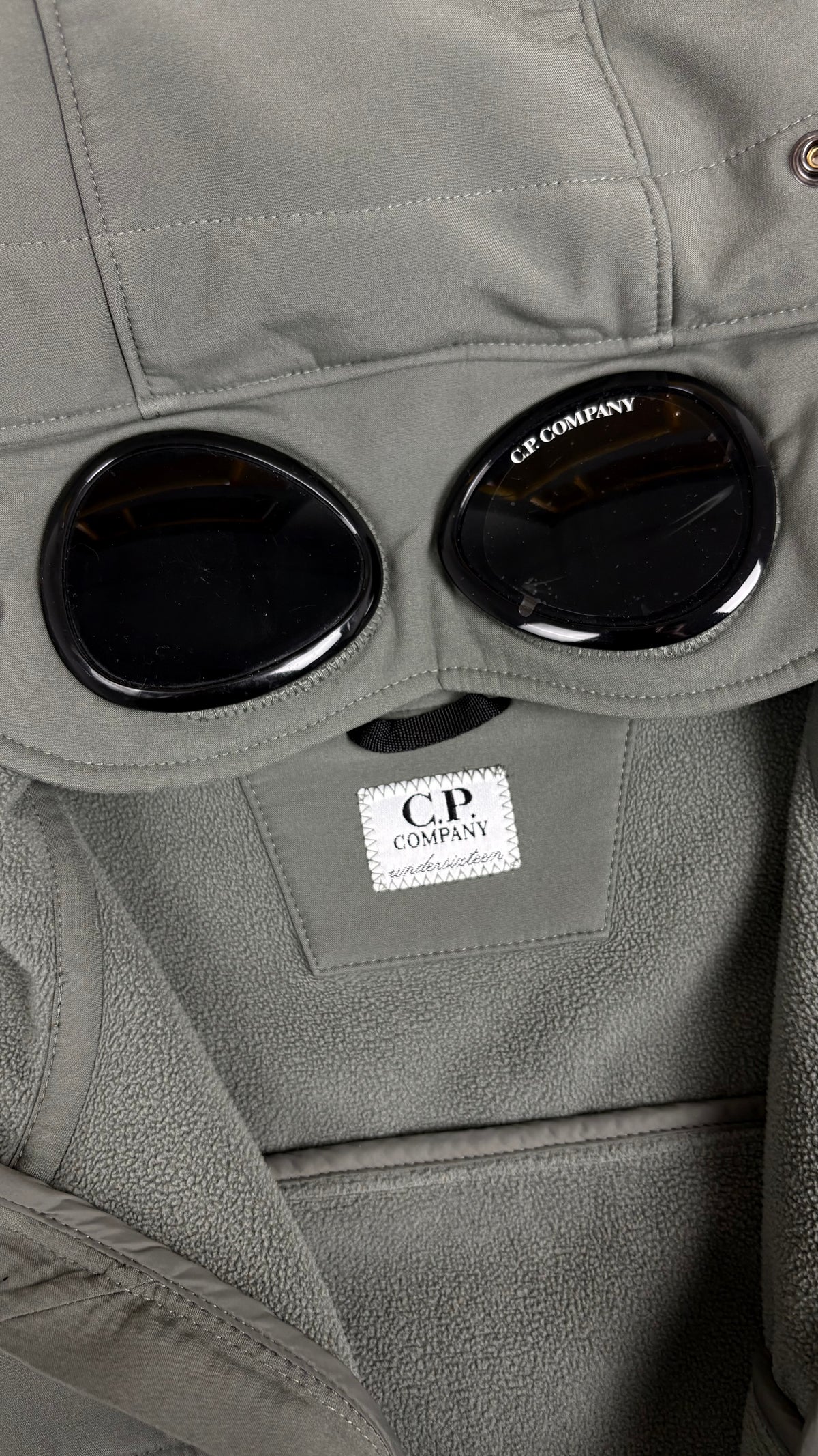 Veste à Capuche C.P Company Junior Shell-R Goggle kaki grisé taille 14 ans, détail étiquettes et finitions — vue 3