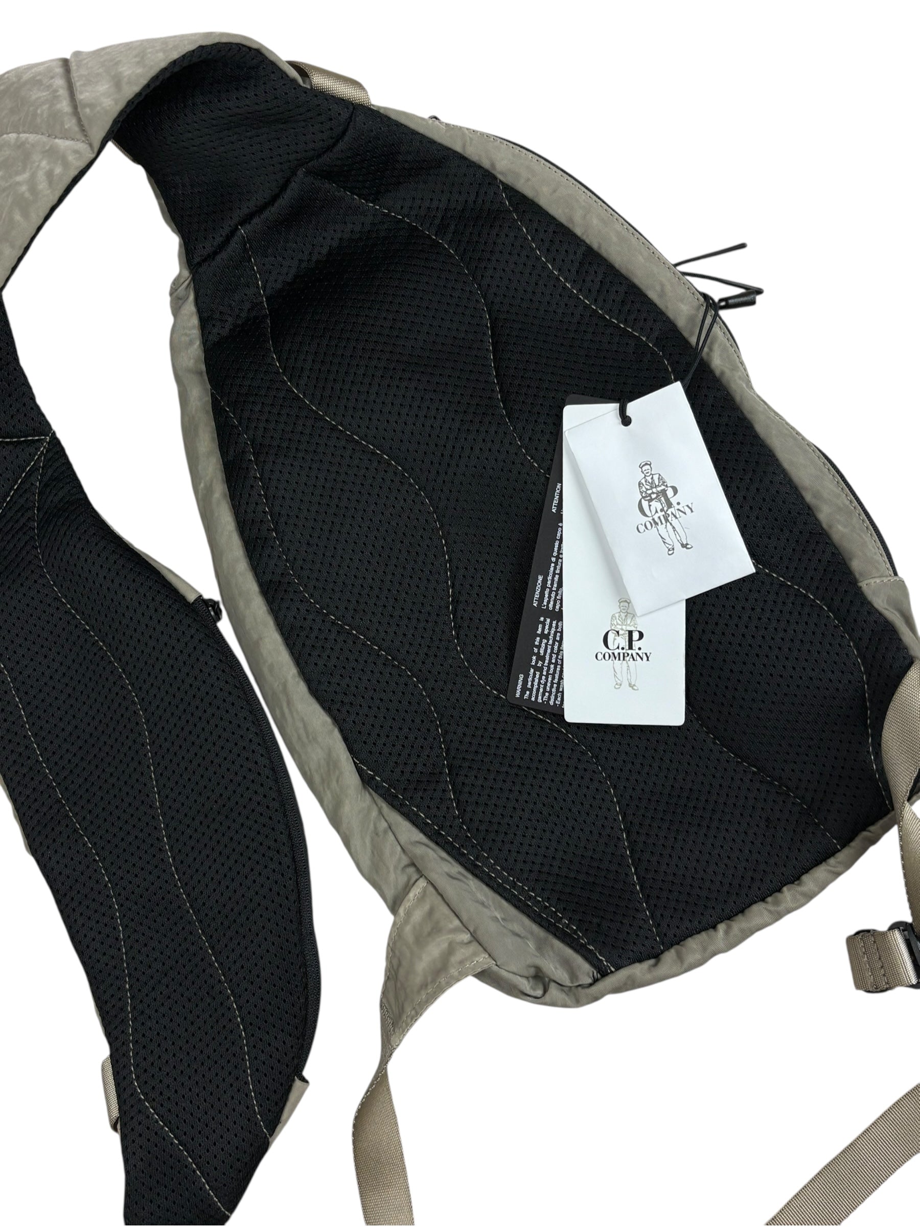 SACOCHE C.P COMPANY GUITARE - GRIS - NEUF COLLECTION 2026