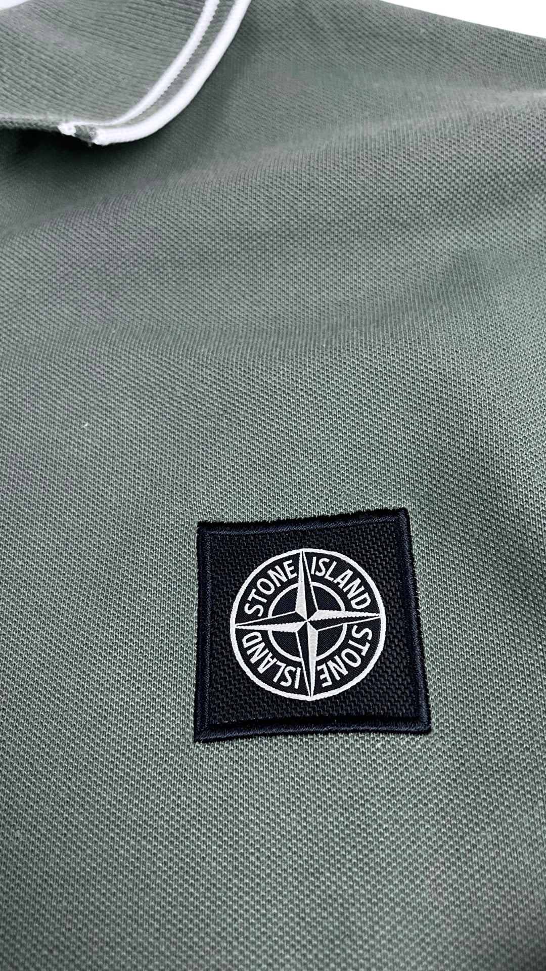 Polo manches longues Stone Island vert kaki clair taille S - logo et étiquette