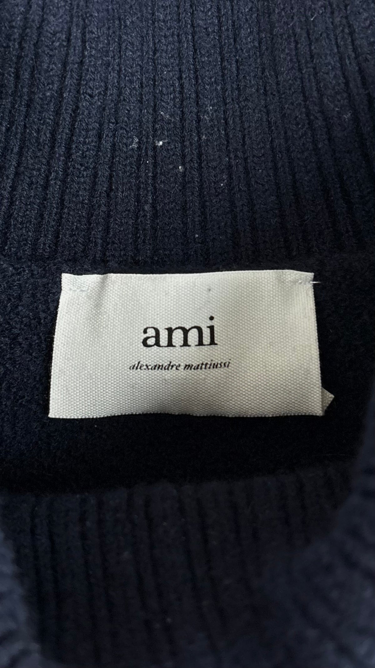 Pull Col Roulé AMI Paris Ami de Cœur marine, détail étiquettes et finitions — vue 3
